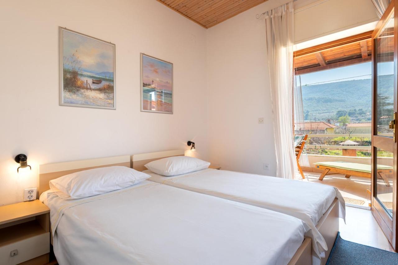 Apartments By The Sea Jelsa, Hvar - 11319 Елса Экстерьер фото